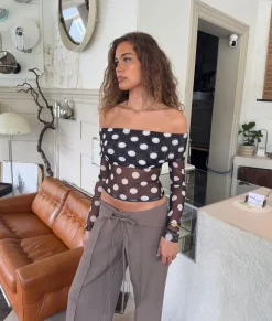 Alba off shoulder top med polkaprikker - Sort/hvid