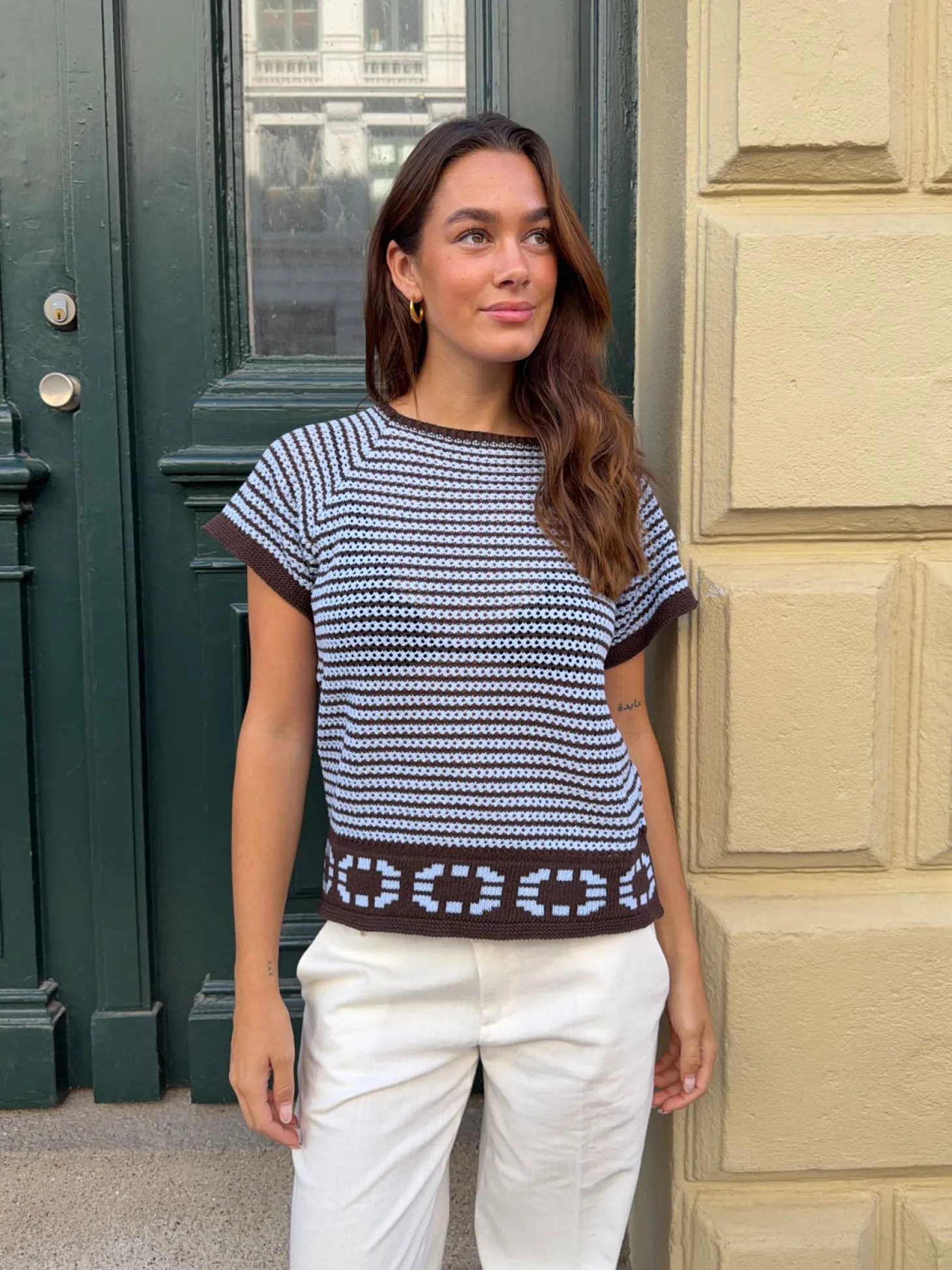 Alfi strikket t-shirt med striber - Hvid/brun
