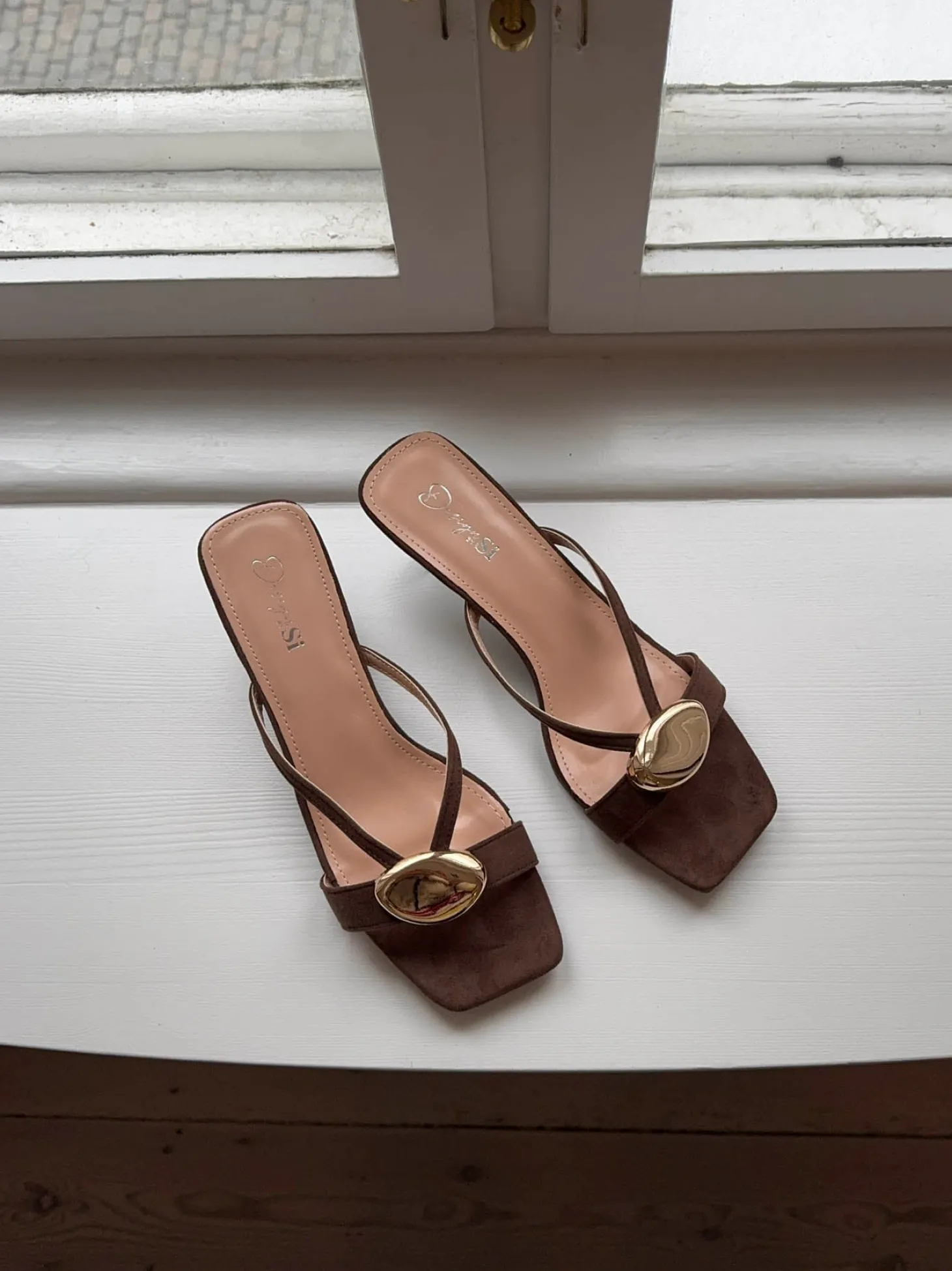 Annaline mules med gulddetalje - Brun/guld