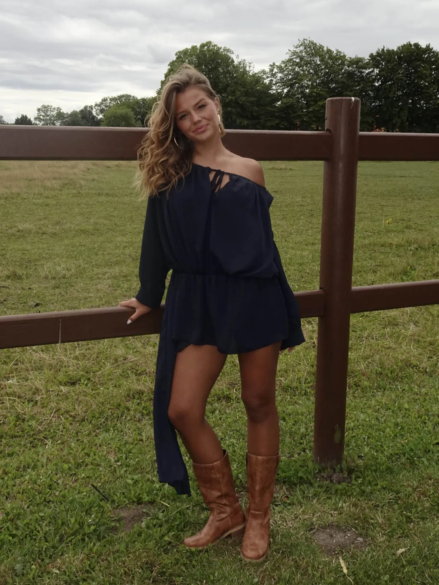 Aveline off shoulder-kjole - Navy