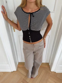 Bianca stribet top med detaljer - Sort/hvid