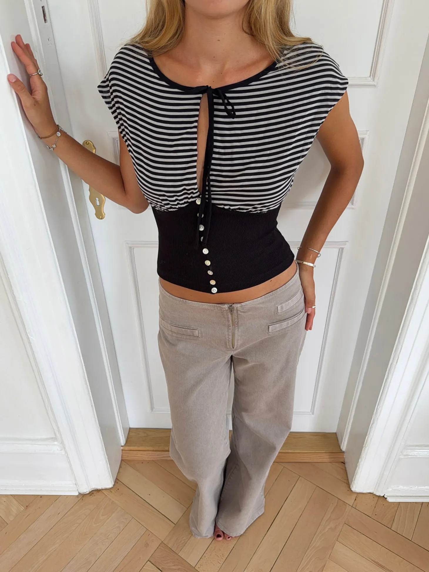 Bianca stribet top med detaljer - Sort/hvid