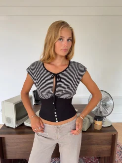 Bianca stribet top med detaljer - Sort/hvid