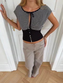 Bianca stribet top med detaljer - Sort/hvid