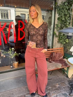Bodil langærmet bluse med blonder - Brun