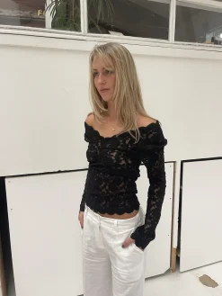 Bodil langærmet bluse med blonder - Sort