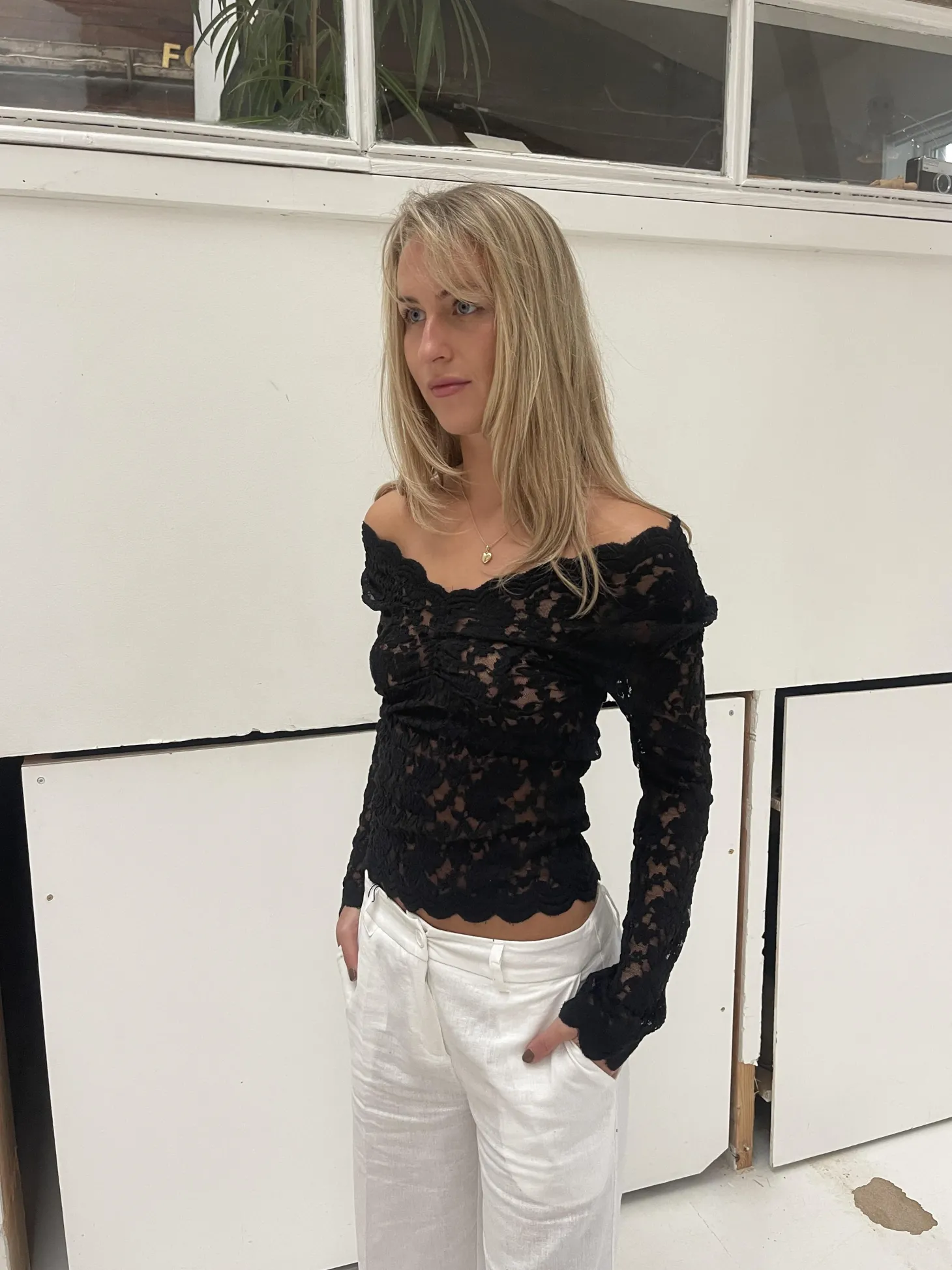 Bodil langærmet bluse med blonder - Sort