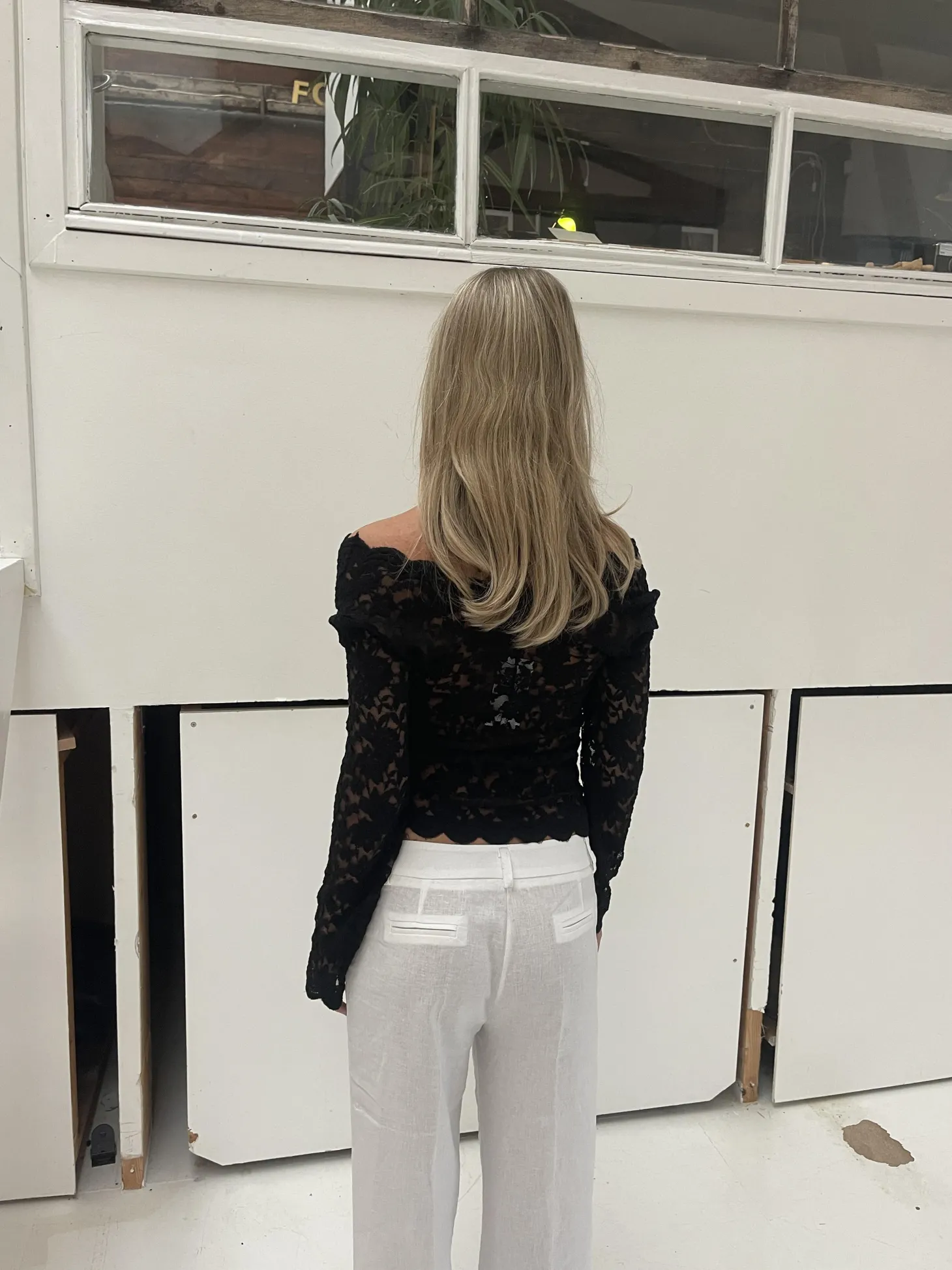 Bodil langærmet bluse med blonder - Sort