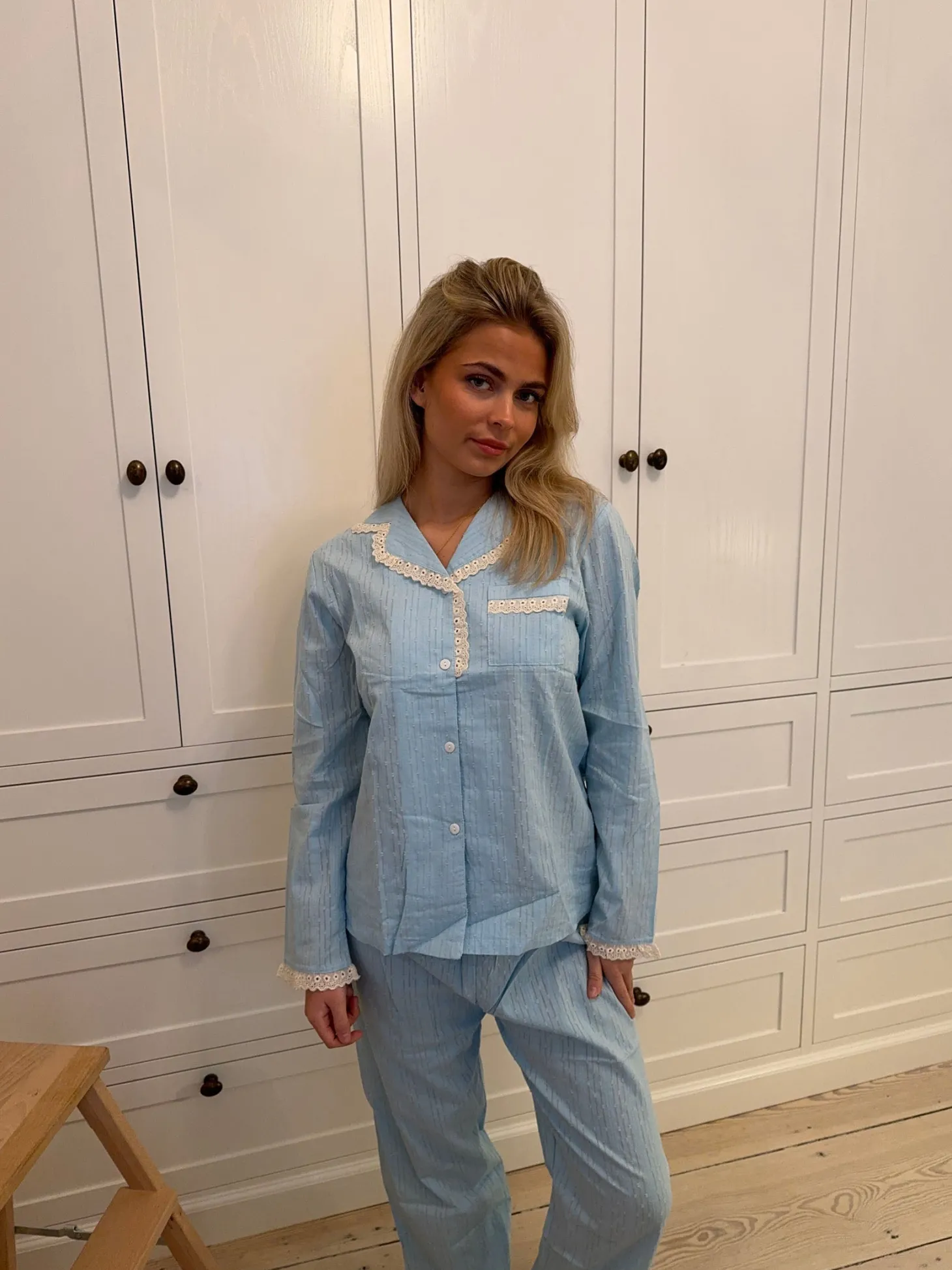 Carol pyjamassæt med blonder - Lyseblå