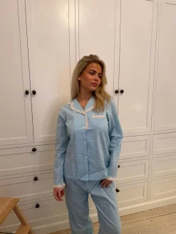 Carol pyjamassæt med blonder - Lyseblå