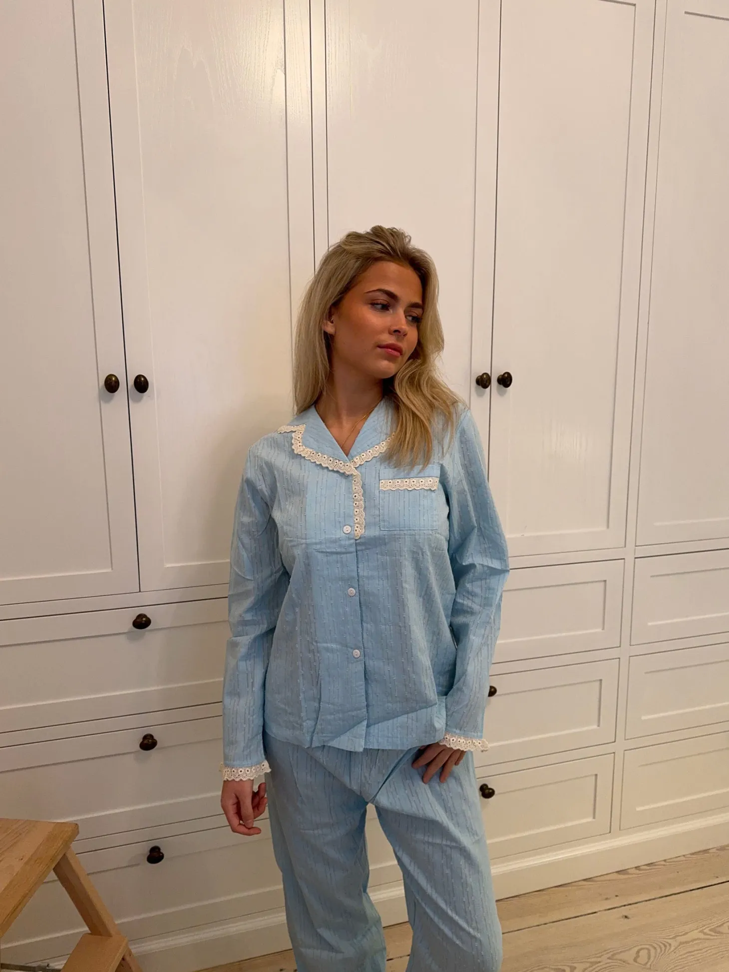 Carol pyjamassæt med blonder - Lyseblå