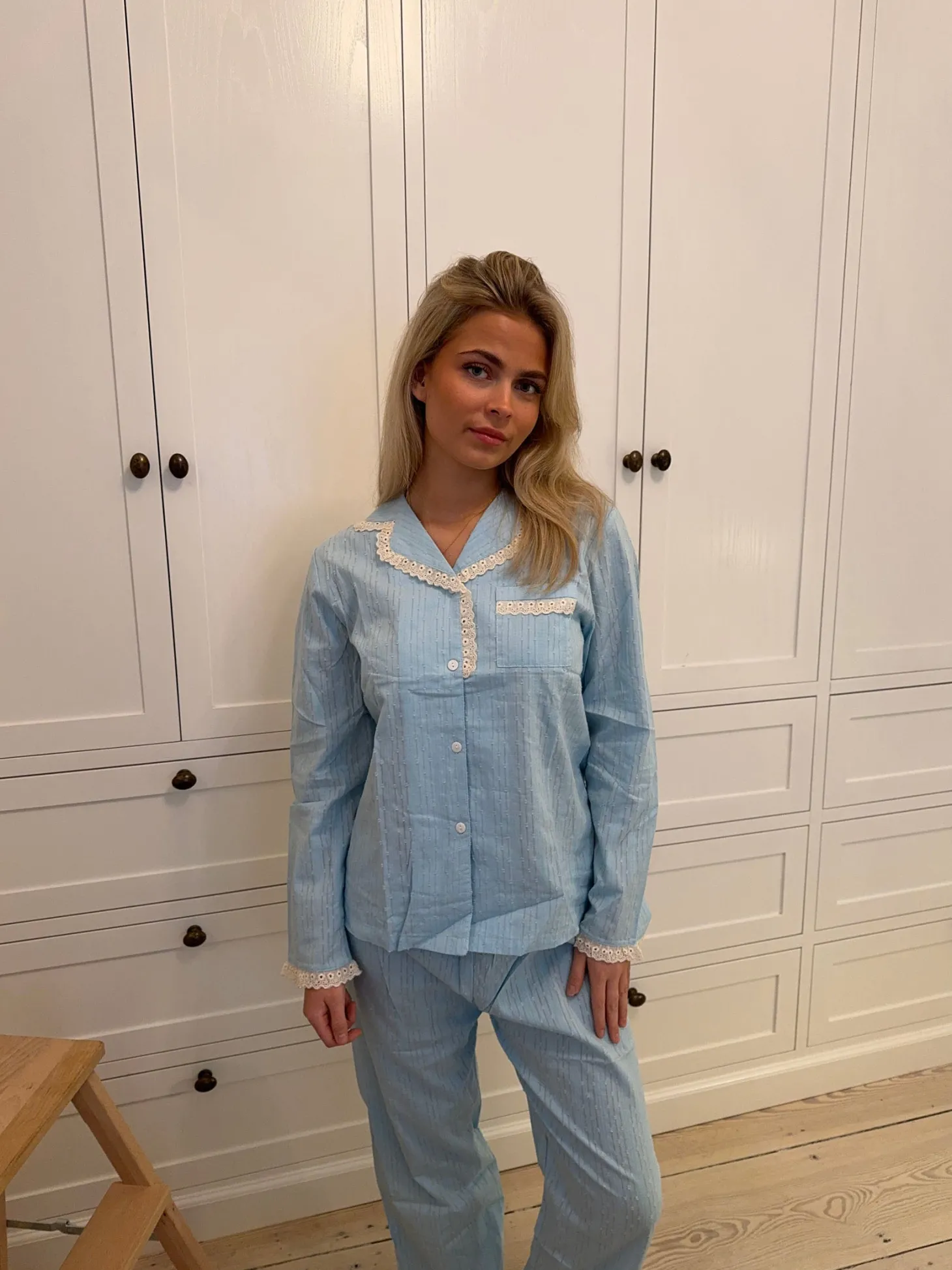 Carol pyjamassæt med blonder - Lyseblå