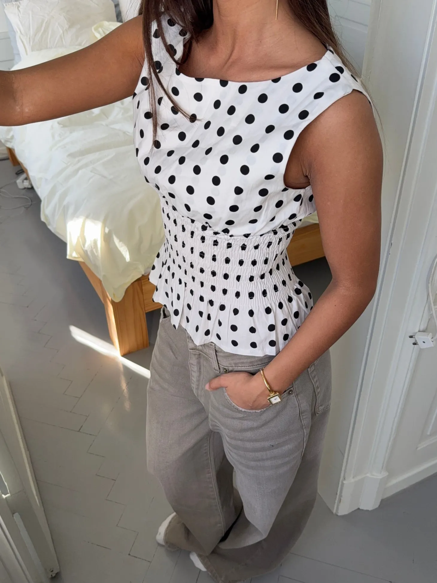 Cathrine smocktop med polkaprikker - Hvid/sort