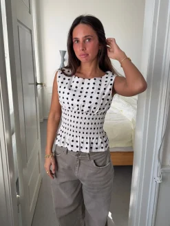 Cathrine smocktop med polkaprikker - Hvid/sort