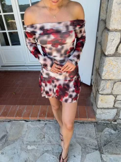 Chila off shoulder kjole med blomster - Hvid/sort/rød