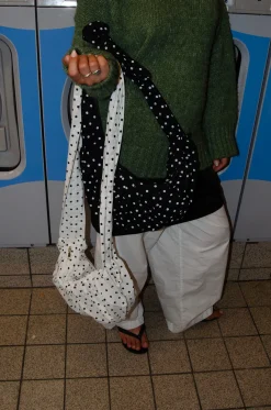 Cia skuldertaske med polka prikker - Hvid