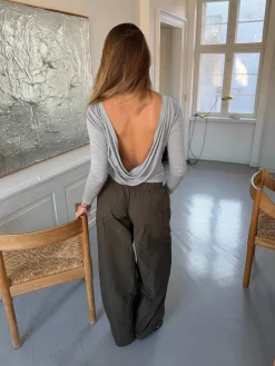Cornelia bluse med åben ryg - Lysegrå
