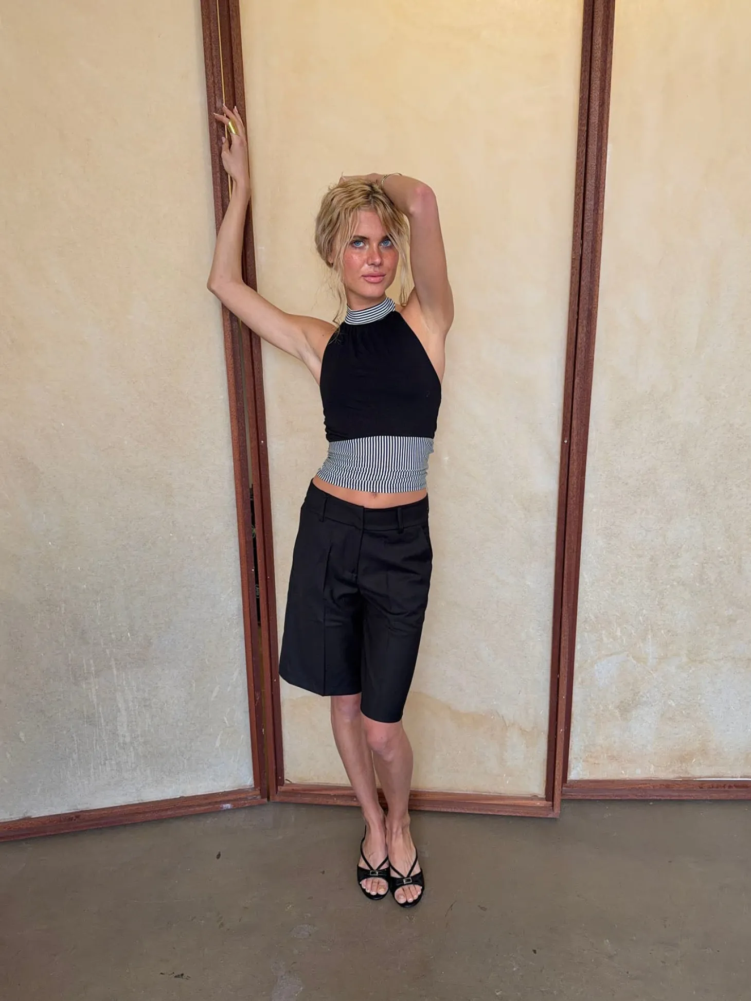 Debby halterneck top med striber - Sort/hvid