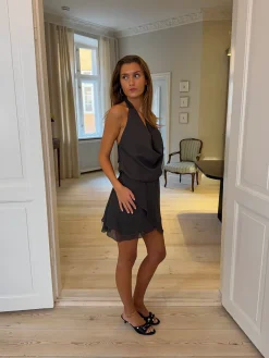 Denaya kjole med flæser og åben ryg - Mørkegrå