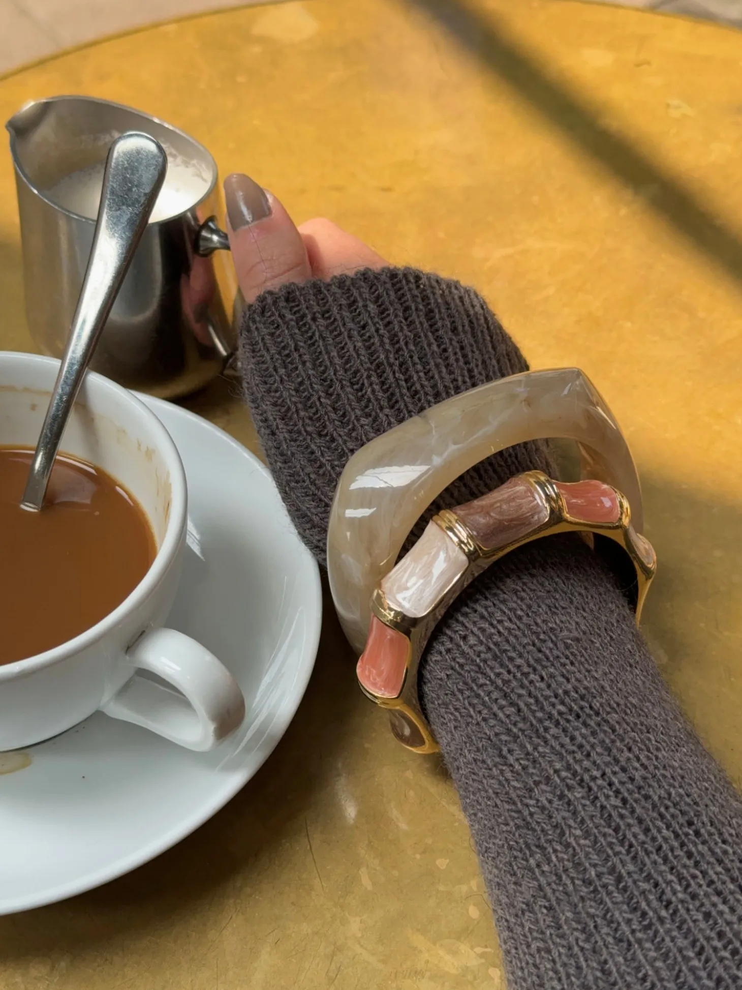 Ebony armbånd med striber - Koral/brun/guld/off white