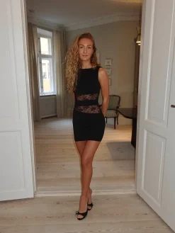 Ellatia kjole med blonder - Sort