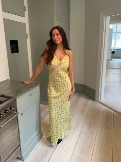 Emily maxikjole med blomster - Gul
