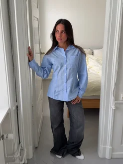 Estelle stribet skjorte med åben ryg - Blå/hvid