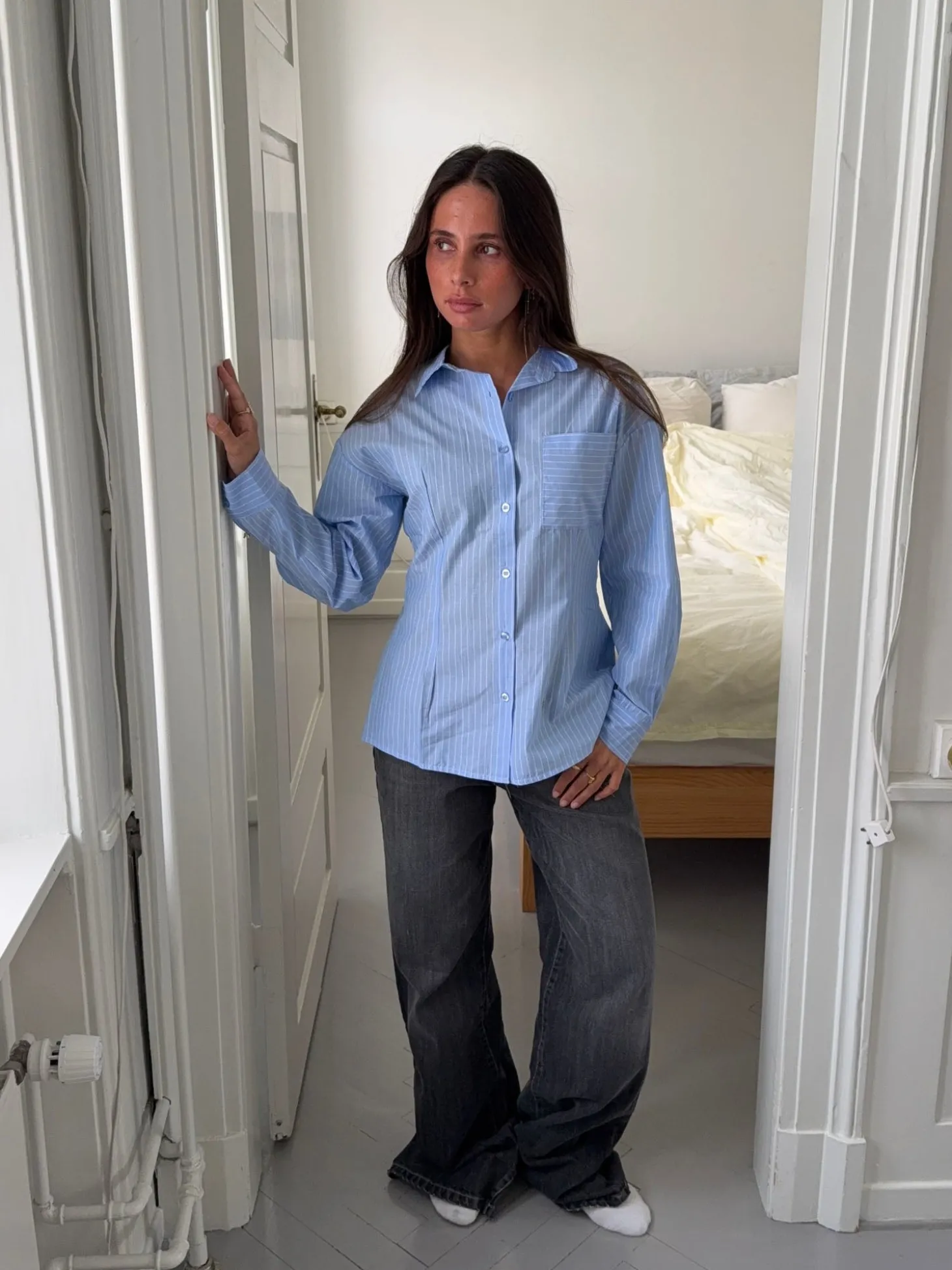 Estelle stribet skjorte med åben ryg - Blå/hvid