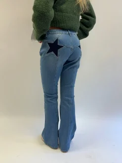 Flared star jeans med navy stjerne - Lys denim
