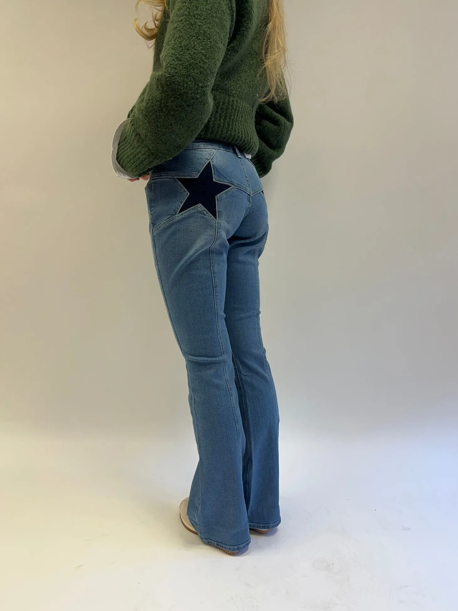 Flared star jeans med navy stjerne - Lys denim