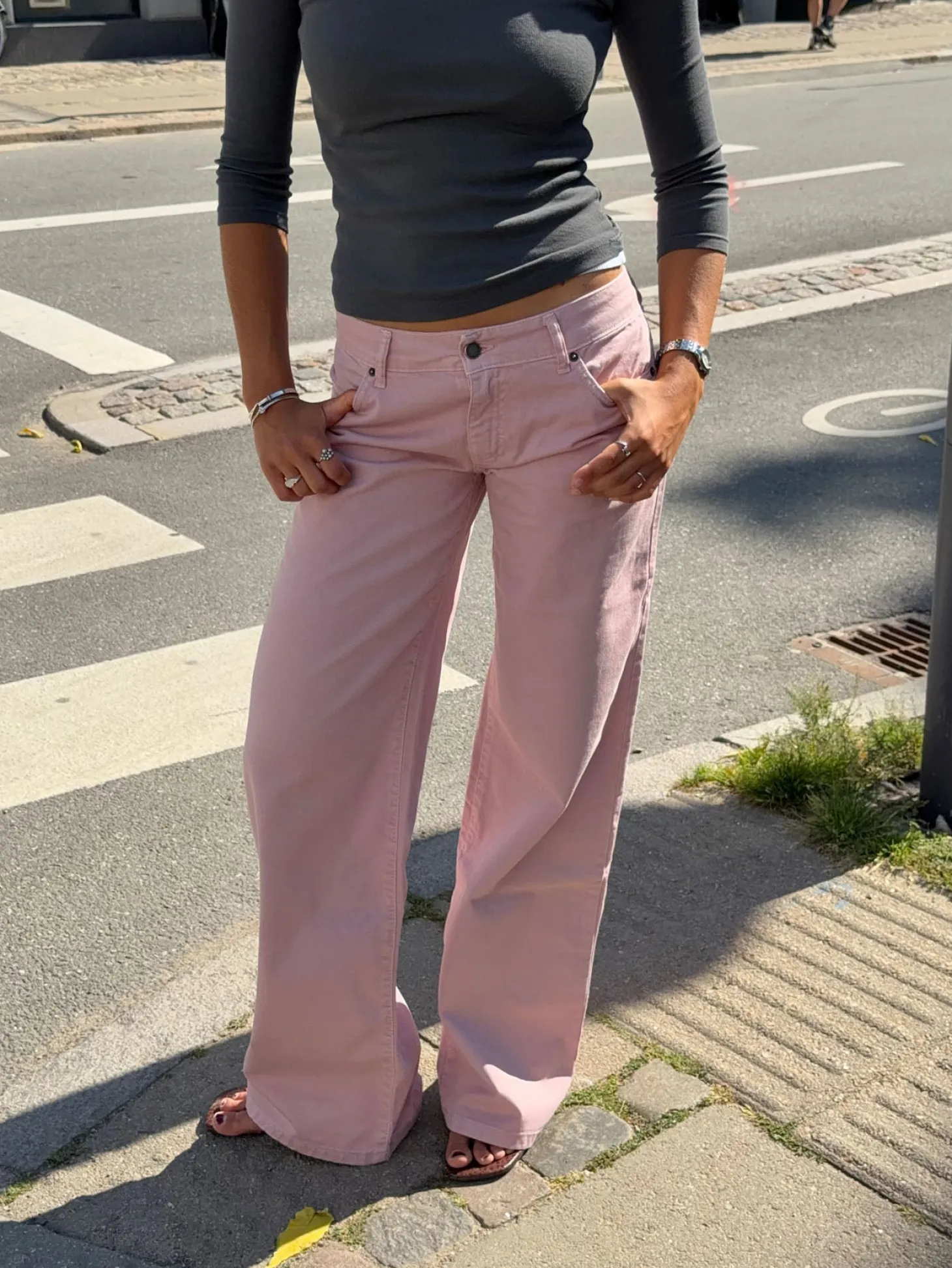 Floraline lavtaljede jeans - Støvet lyserød