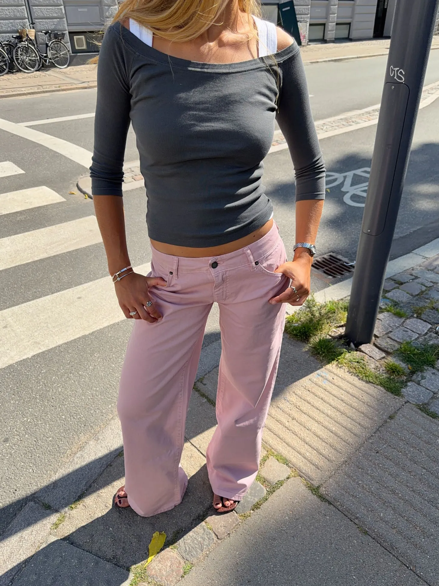 Floraline lavtaljede jeans - Støvet lyserød