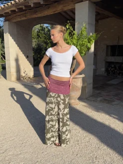 Florina nederdel med mønster og fold - Kaki/hvid/lilla