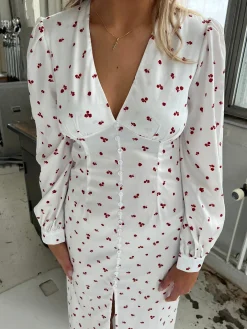 Frederikke satinkjole med røde blomster - Hvid