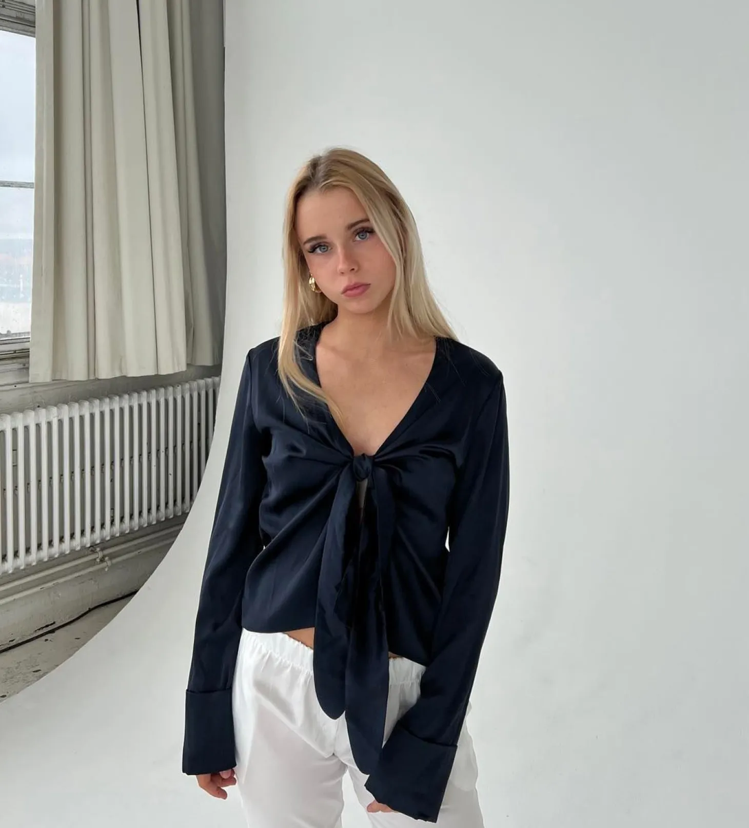 Freja satinbluse - Mørk navy