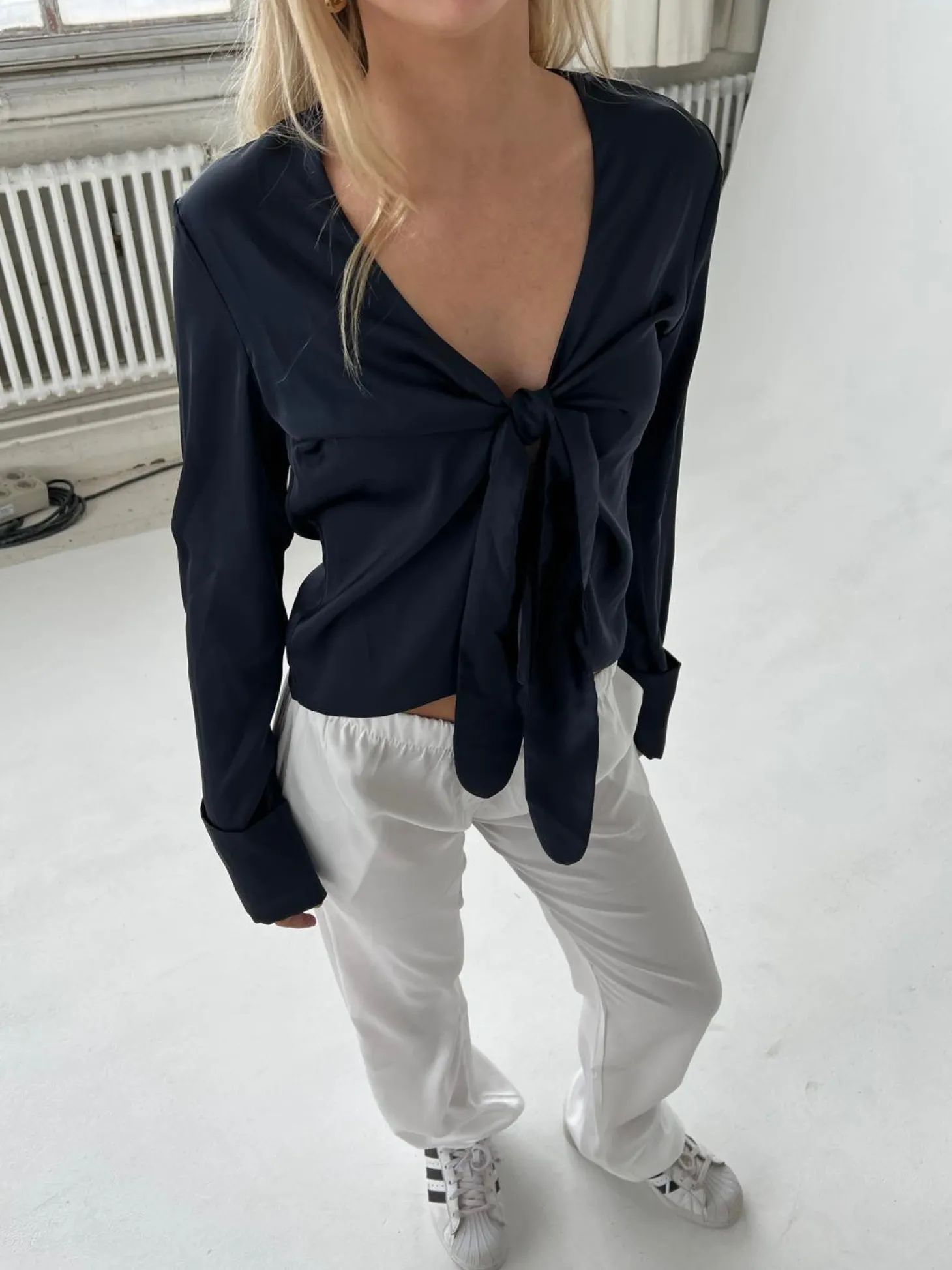 Freja satinbluse - Mørk navy