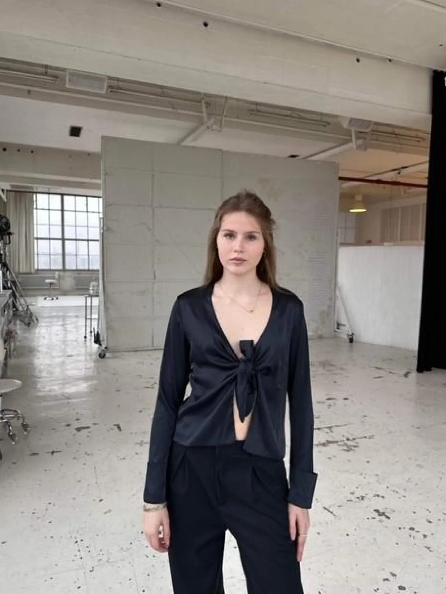Freja satinbluse - Mørk navy