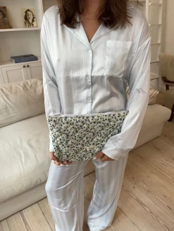 Honey computersleeve - Hvid med blå blomster