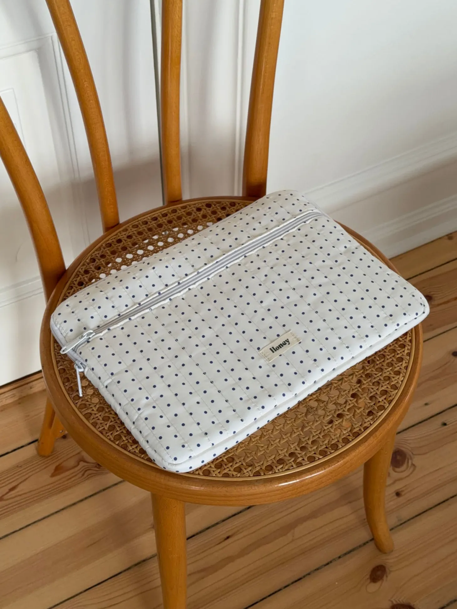 Honey computersleeve med prikker - Hvid/blå