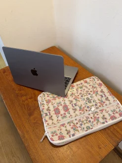 Honey computer sleeve - Off white med blomster