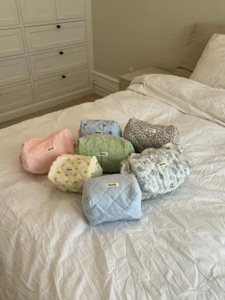 Honey lille toilettaske - Hvid med blå blomster