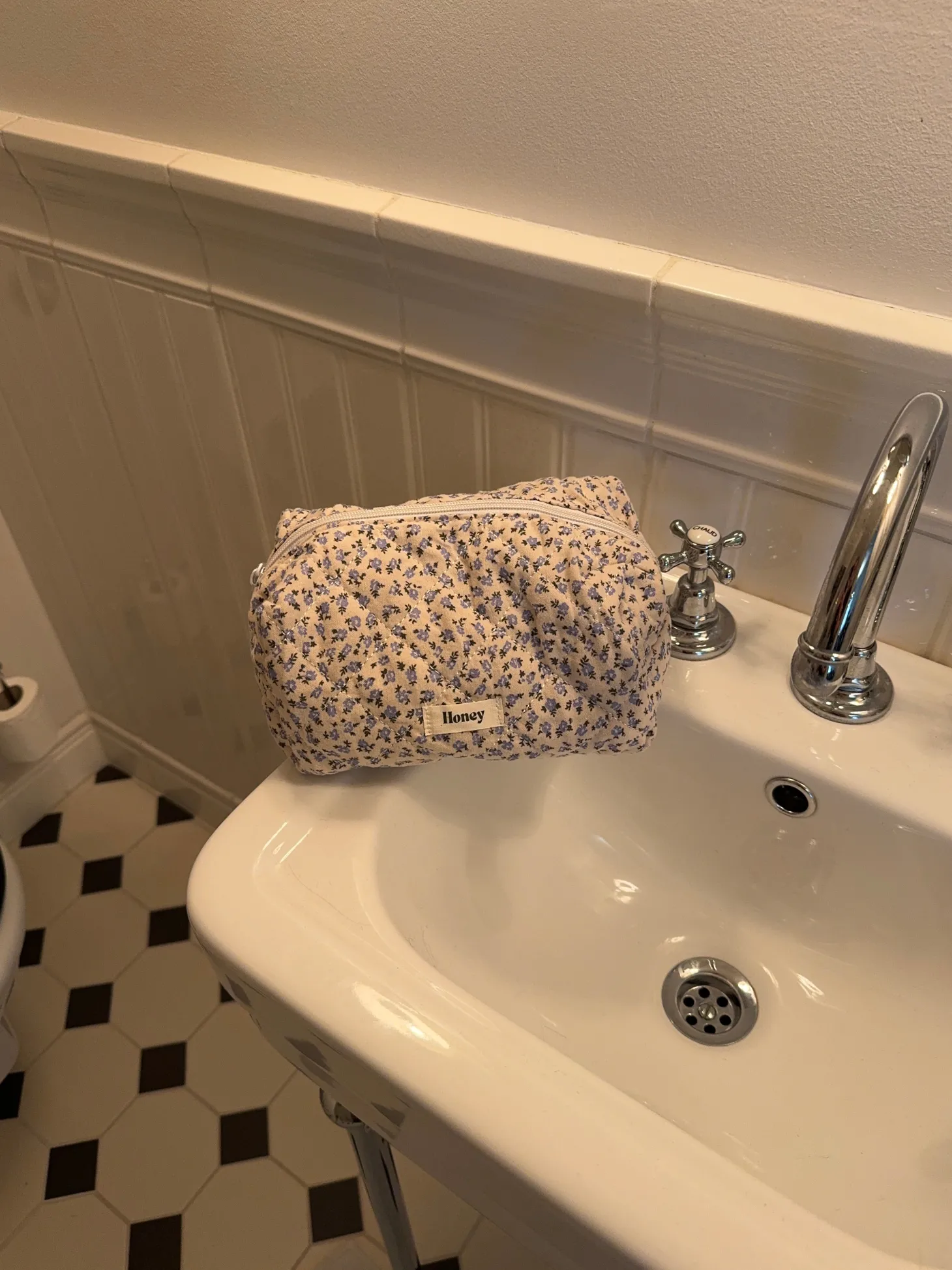 Honey lille toilettaske - Hvid med blå blomster