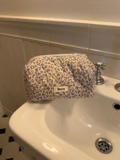 Honey lille toilettaske - Hvid med blå blomster