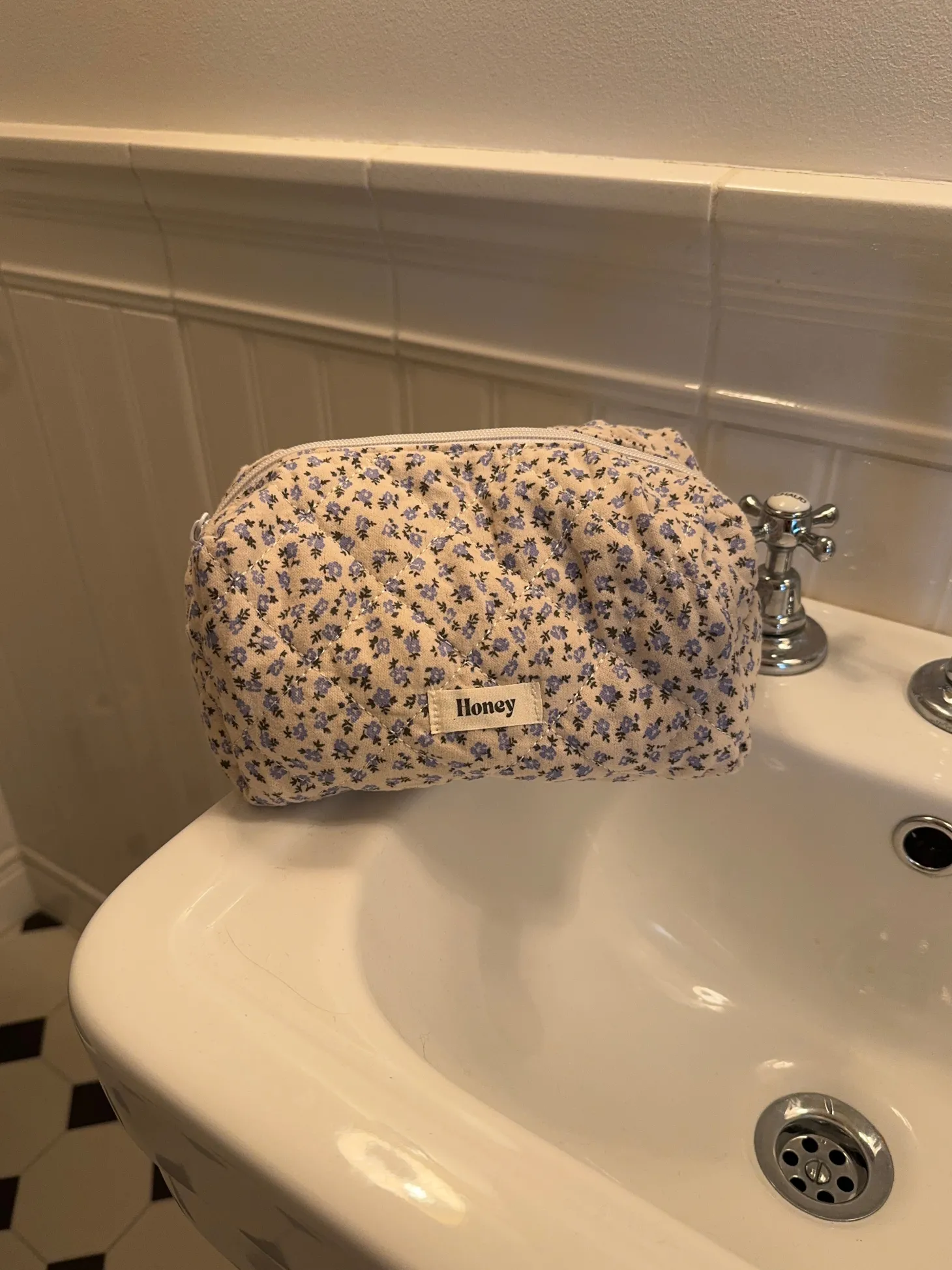 Honey lille toilettaske - Hvid med blå blomster