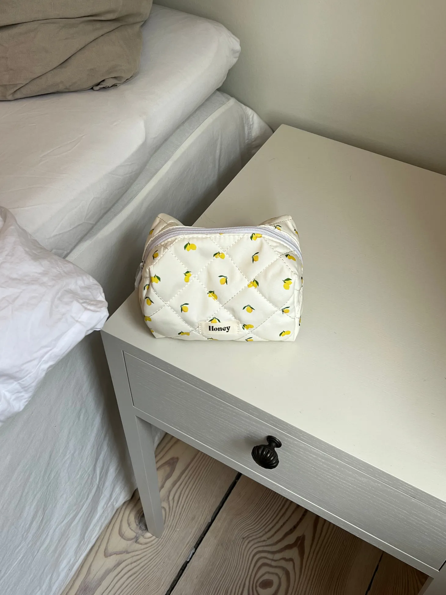 Honey lille toilettaske - Lys gul med citroner