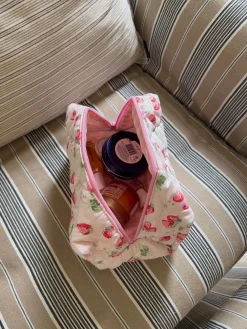 Honey lille toilettaske med jordbær - Lyserød
