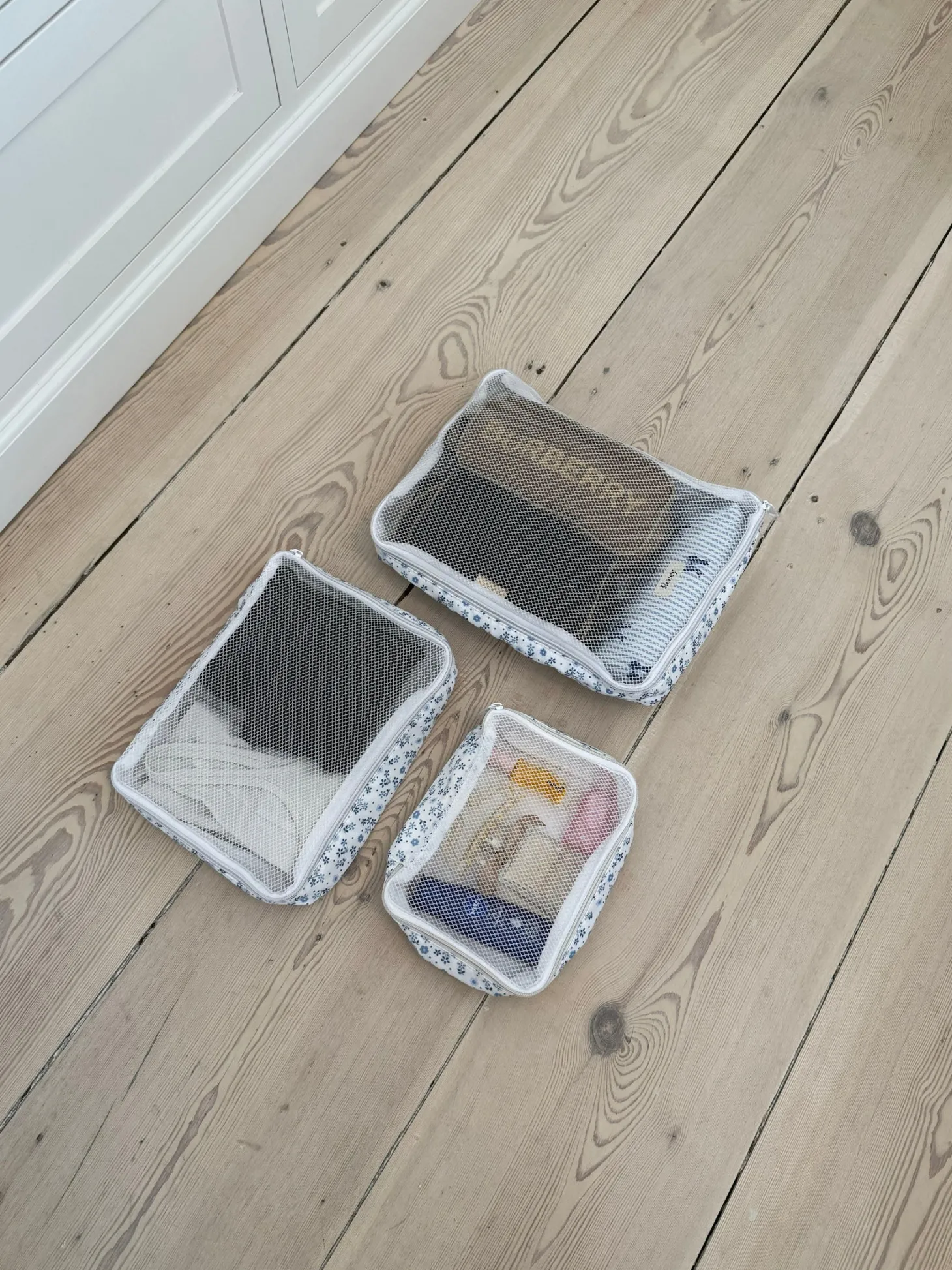 Honey packing cubes - Hvid med blå blomster