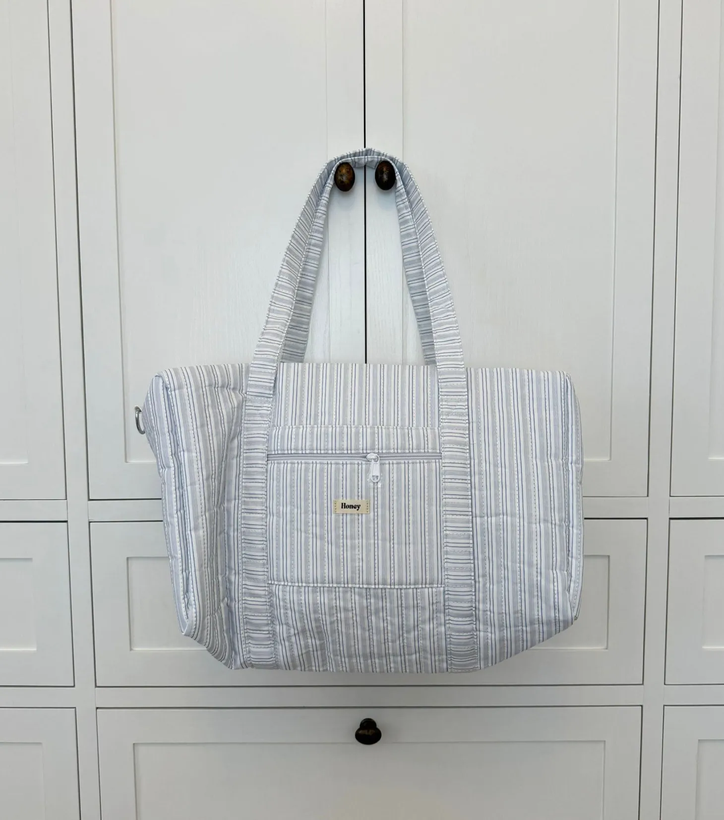 Honey stor taske med crossbody strop - Hvid med blå striber