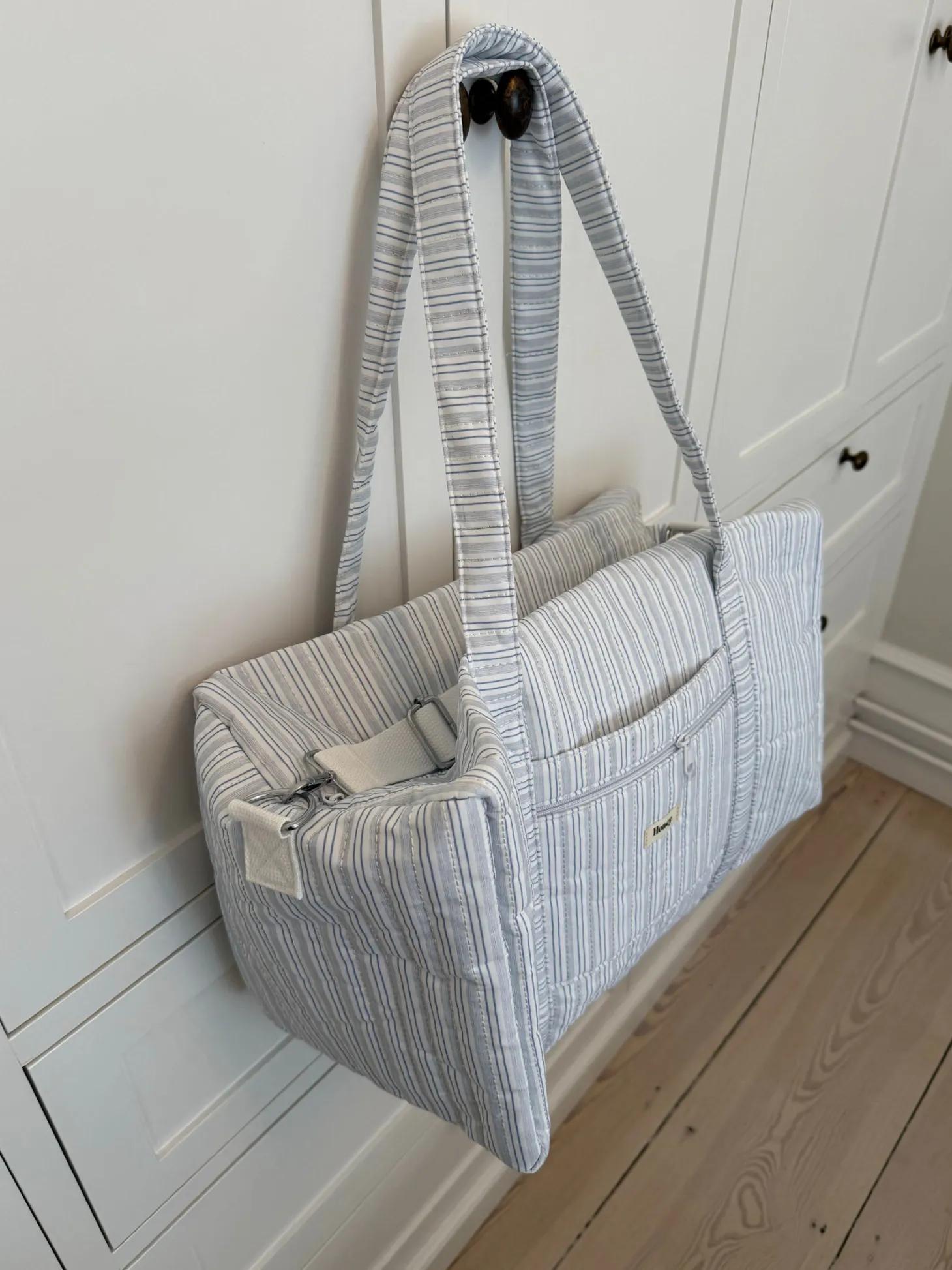 Honey stor taske med crossbody strop - Hvid med blå striber