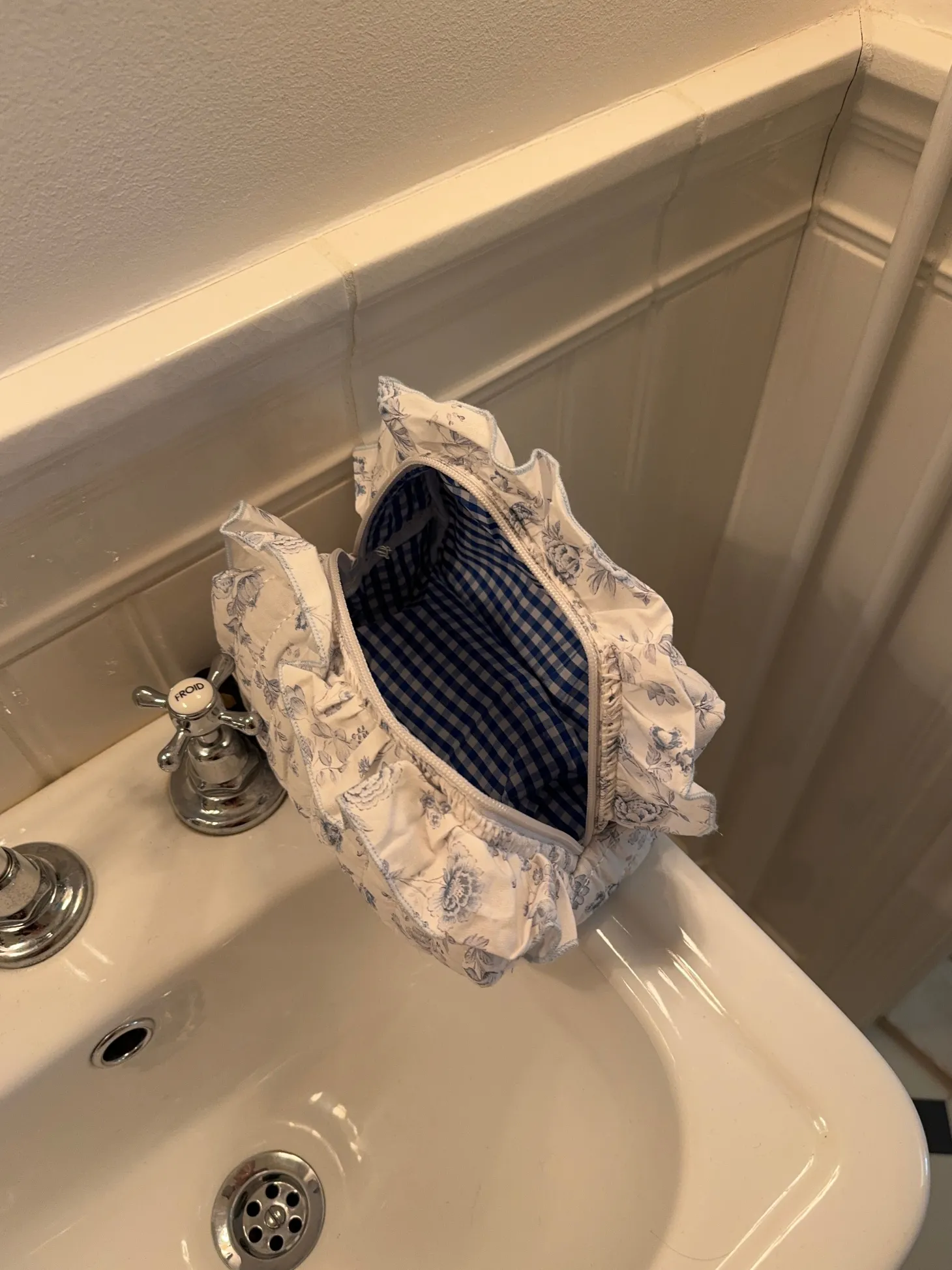 Honey stor toilettaske - Hvid/blå med flæser
